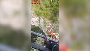 Bombers rescata en helicóptero a una persona herida que no podía continuar su ruta en el Barranc de lInfern, en el Baix Pallars