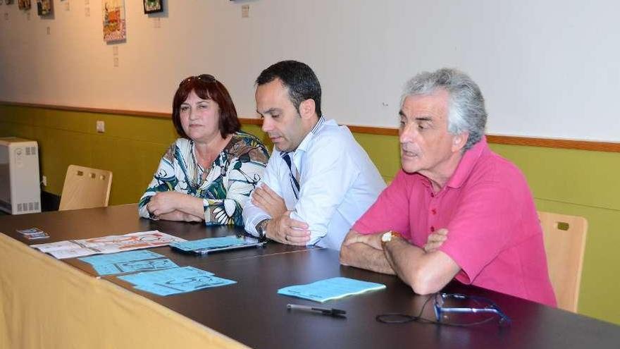 Pilar Ferrari, José Luis Gestido y Antón Lamapereira durante la presentación, ayer. // Gonzalo Núñez