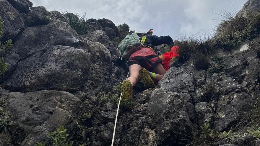Rescate del hombre que se encontraba en una zona rocosa peligrosa junto a un precipicio y con condiciones meteorológicas adversas.