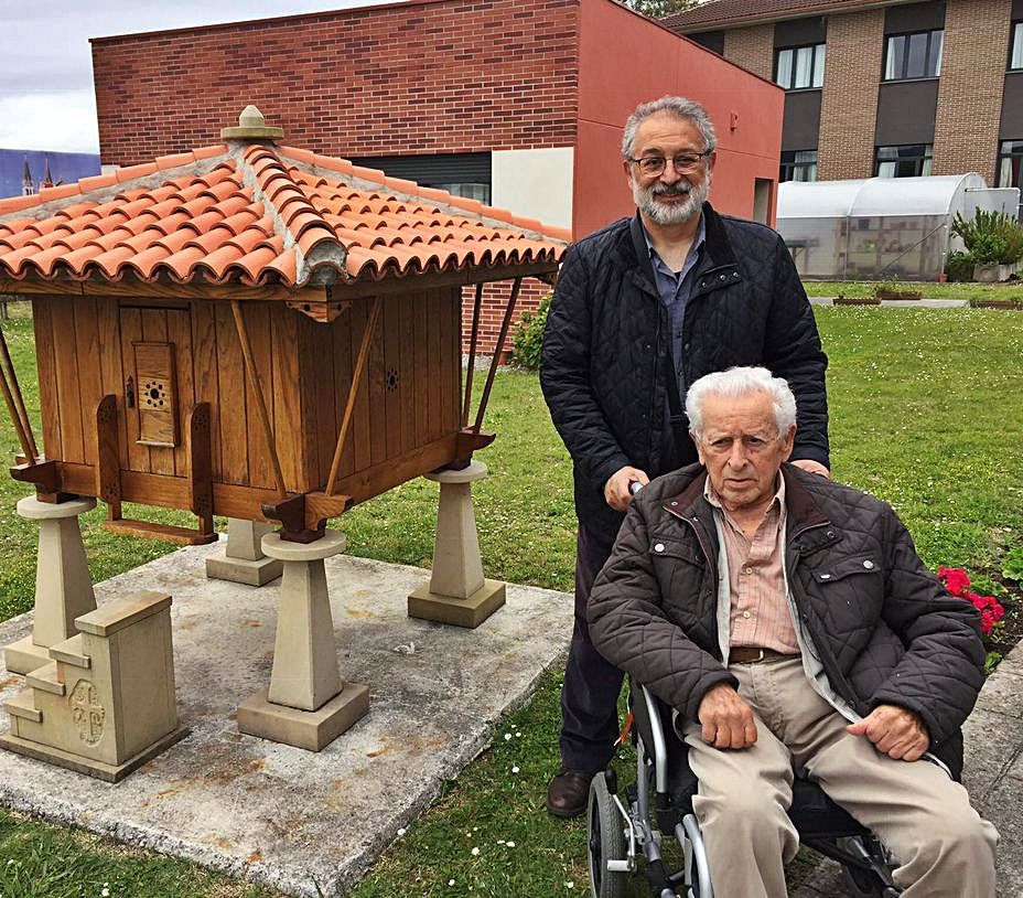 Daniel López-Acuña, en el jardín de su casa de Gijón junto con su padre, Pelayo José López