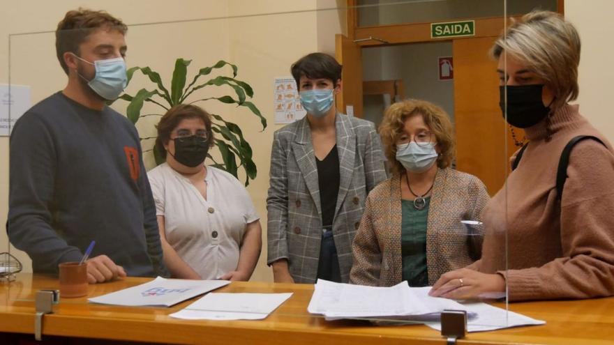 Álex Fiuza y Beatriz Gómez registran junto a Ana Pontón las firmas para recuperar el pediatra.