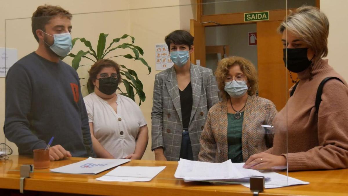 Álex Fiuza y Beatriz Gómez registran junto a Ana Pontón las firmas para recuperar el pediatra.