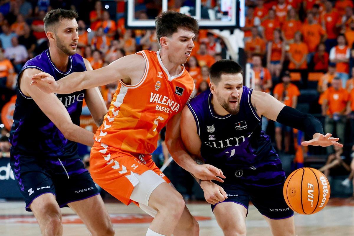 De Larrea, ante el Surne Bilbao en el Roig Arena.