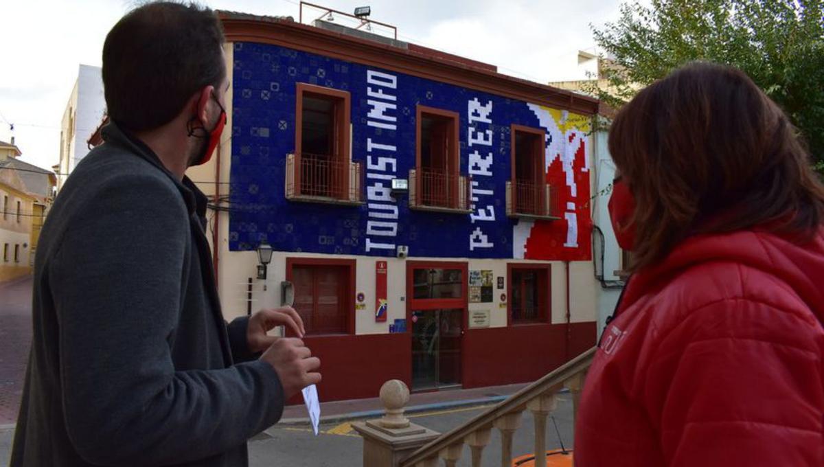 La nueva decoración de ganchillo en la fachada. | ÁXEL ÁLVAREZ