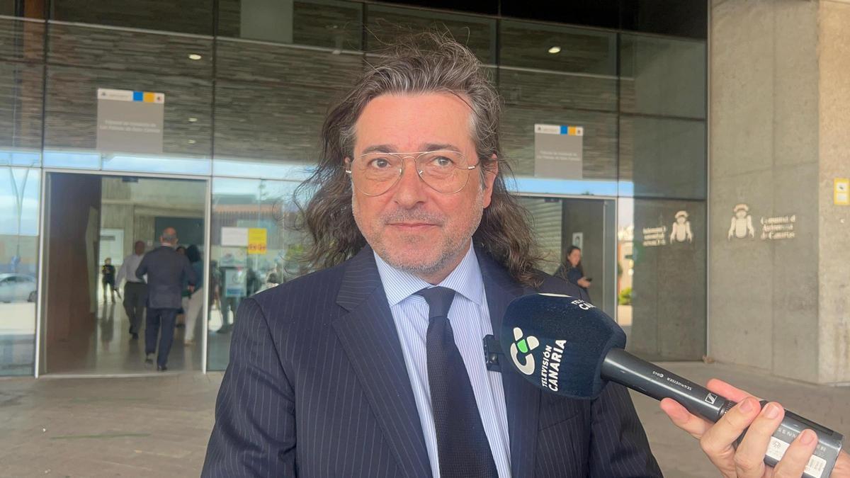 El abogado de la defensa, Alexis Bethencourt, a la salida de la Ciudad de la Justicia.