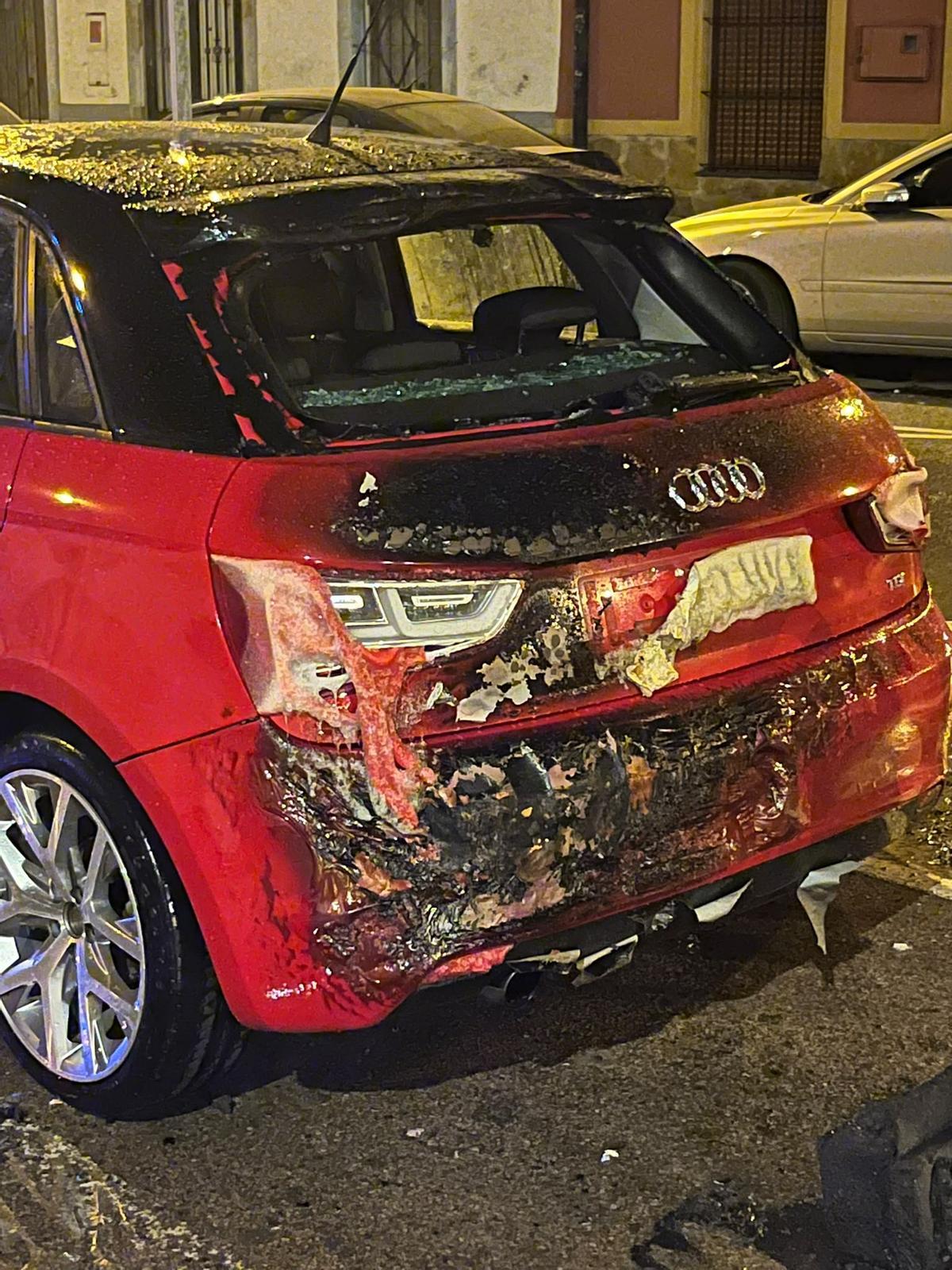 Daños del coche afectado por el fuego en los contenedores.