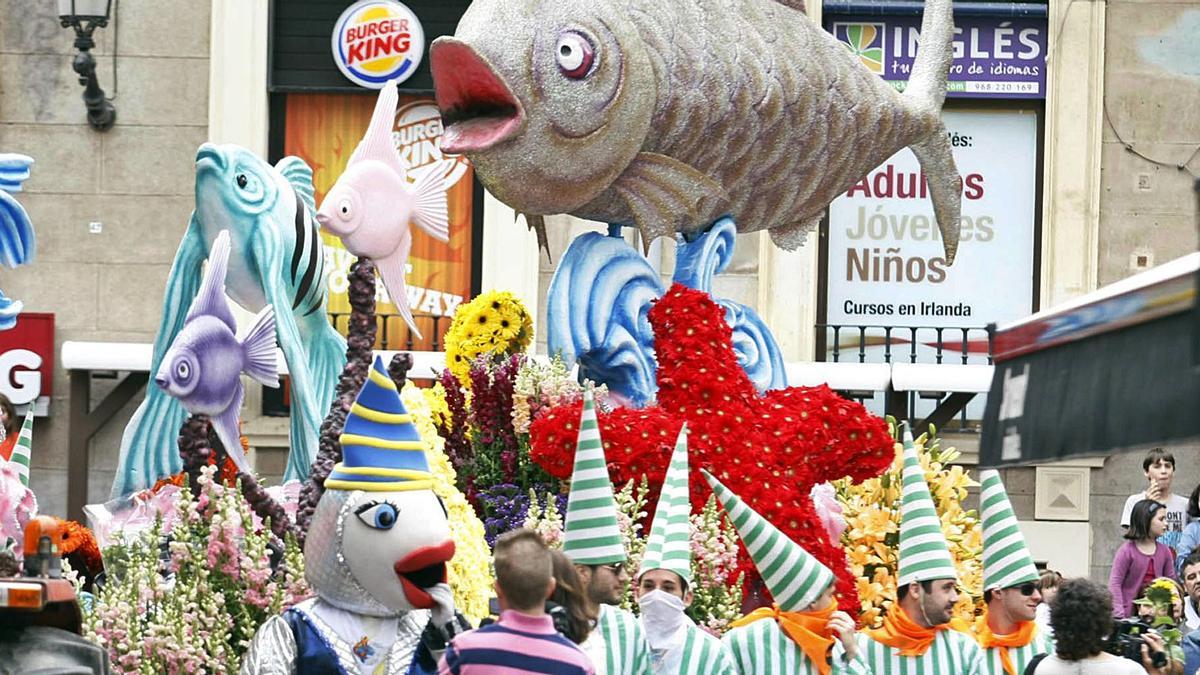 Sardina, mascota sardinera y hachoneros, en un desfile de mañana años antes de que hubiese coronavirus. | ÁGUEDA PÉREZ