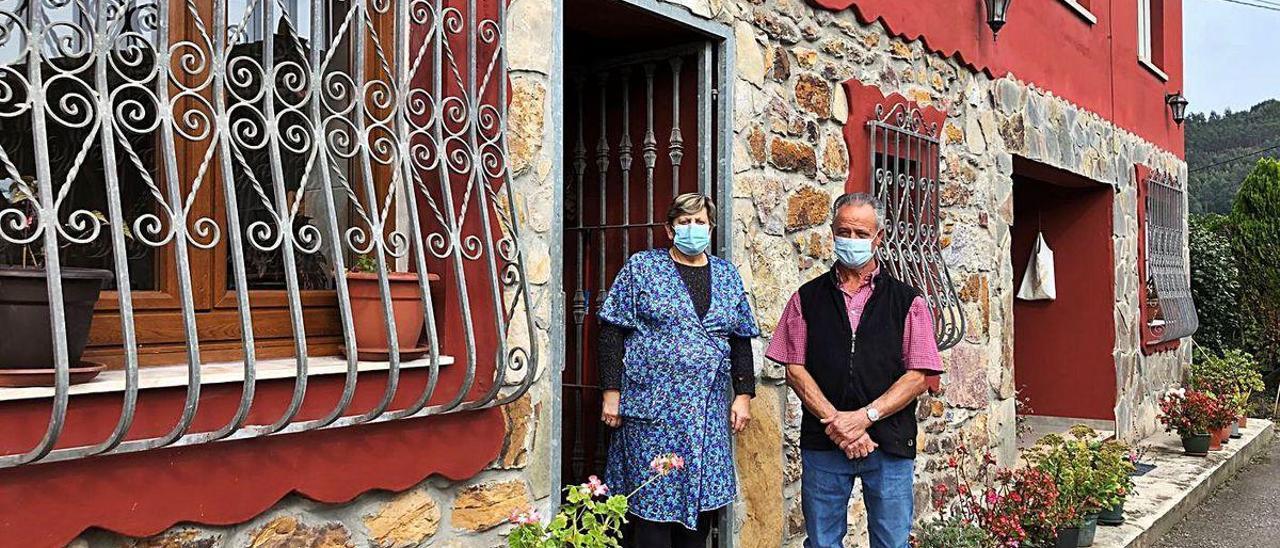 María Oliva Cuervo y José Romero, a la puerta de su casa, de la que aseguran que se tendrían que ir si se construyese la perrera en los terrenos colindantes.