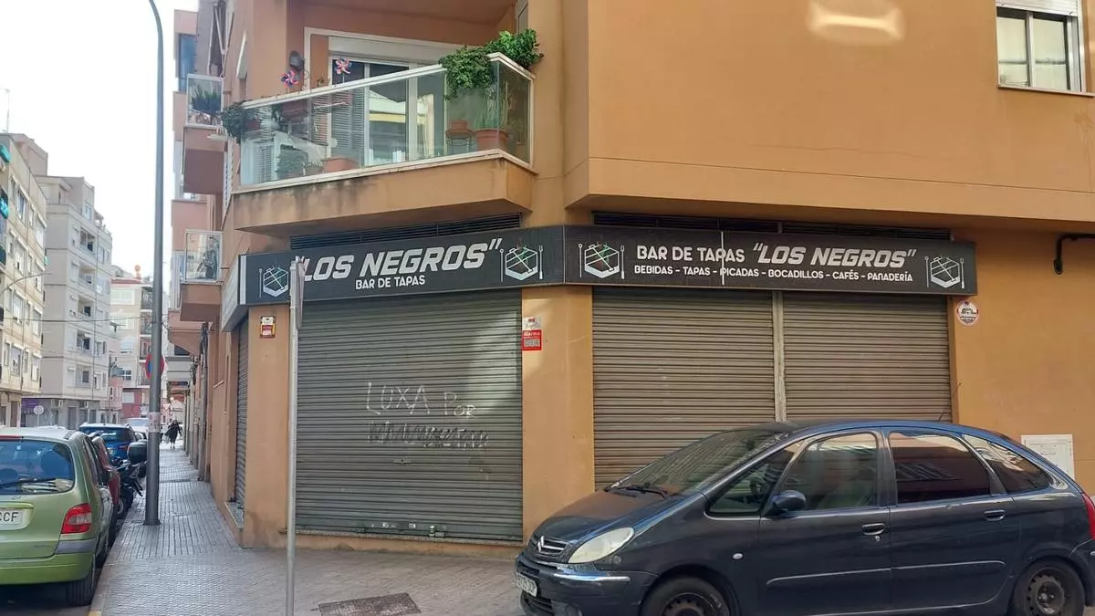 Los Negros, el bar que colecciona multas y amarga a los vecinos de Pere Garau