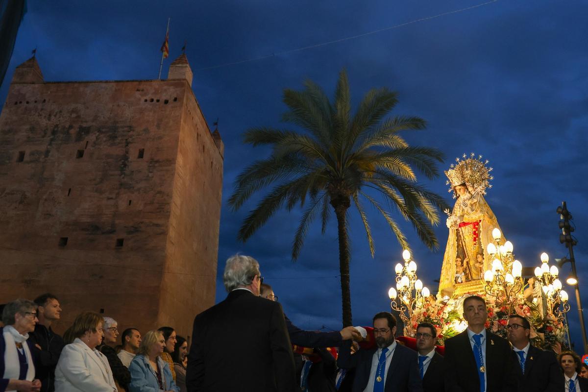 La imagen de la Virgen de los Desamparados a su paso junto a la Torre de Torrent.
