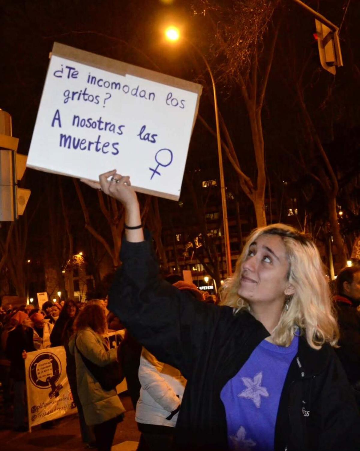 Joven en la manifestación del 8M en Madrid el pasado 2025