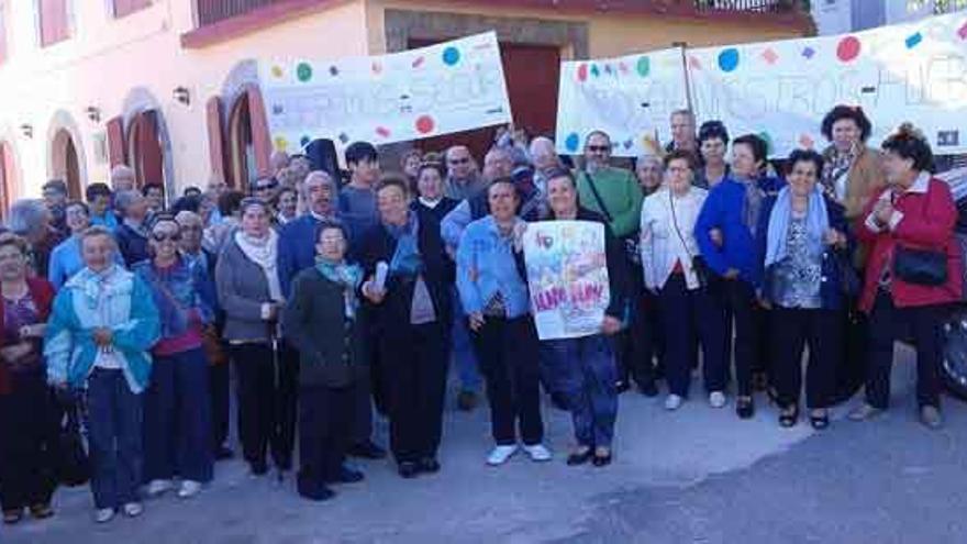 Vecinos de pueblos reunidos ayer en El Maderal para participar en la fiesta del Día del Mundo Rural.