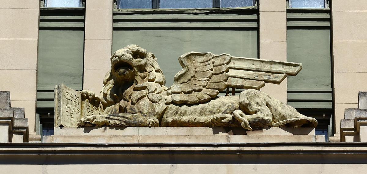 Un león vigila desde lo alto de un edificio en una principal calle de Zaragoza