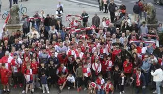 El Arosa comparte su alegría desde el balcón de Vilagarcía