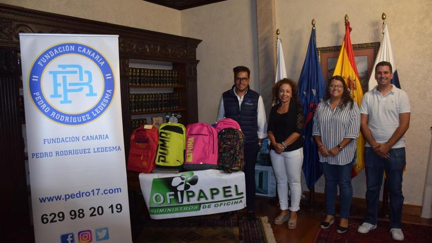 La Fundación Pedro Rodríguez entrega mochilas con material escolar para familias con pocos recursos