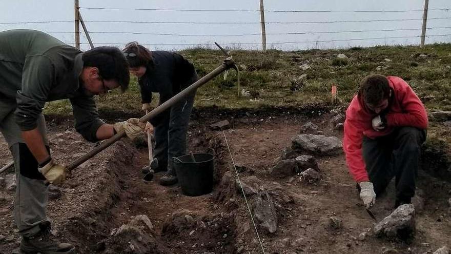 El grupo de trabajo, ayer, durante las labores en el Picu L.lagüezos.