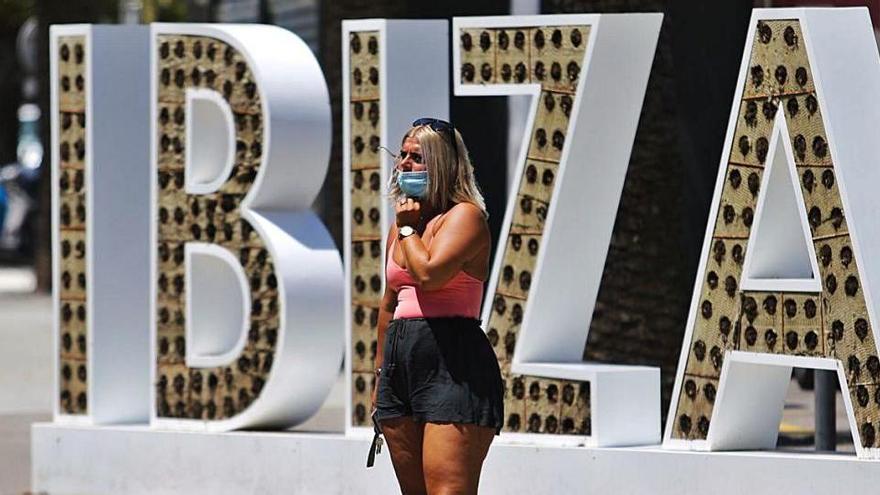 Una turista en el aeropuerto de Ibiza, este verano.