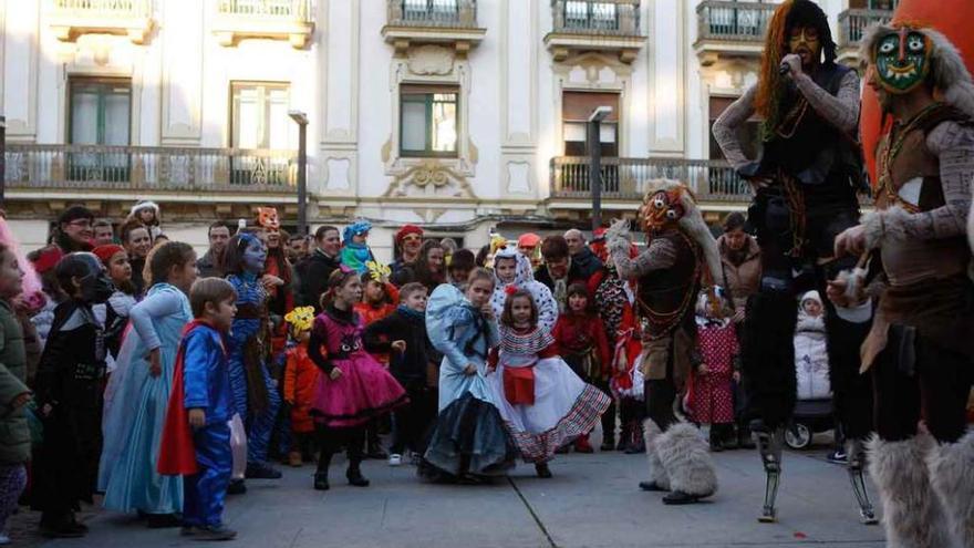 Los zancudos animan a los niños en la plaza de la Constitución.