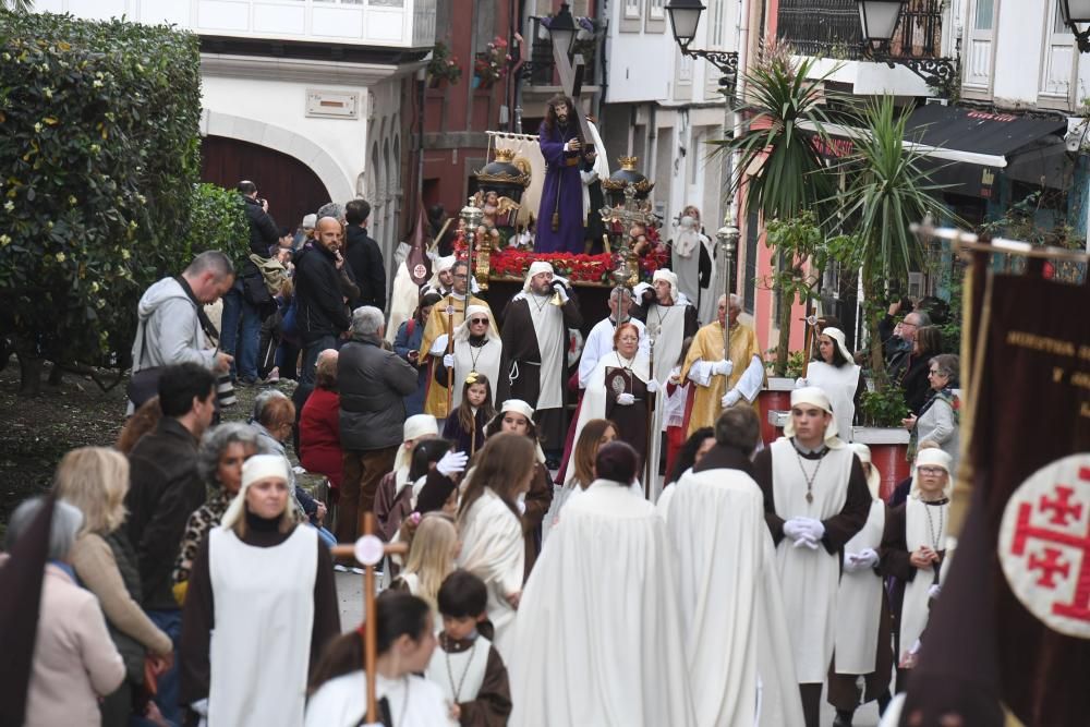 La procesión de Nuestro Padre Jesús Nazareno y Nuestra Señora de la Amargura salió ayer por las calles de la Ciudad Vieja en un Jueves Santo sin apenas lluvia.