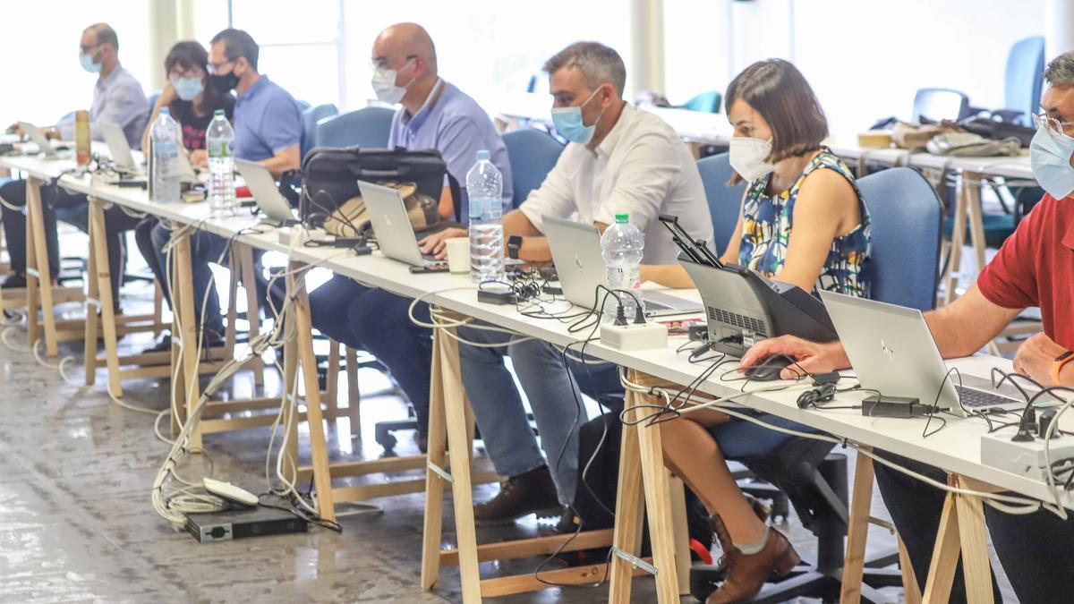 Parte del equipo que está trabajando para la transición en la gestión directa y que trabaja en un edificio de oficinas de Torrevieja 