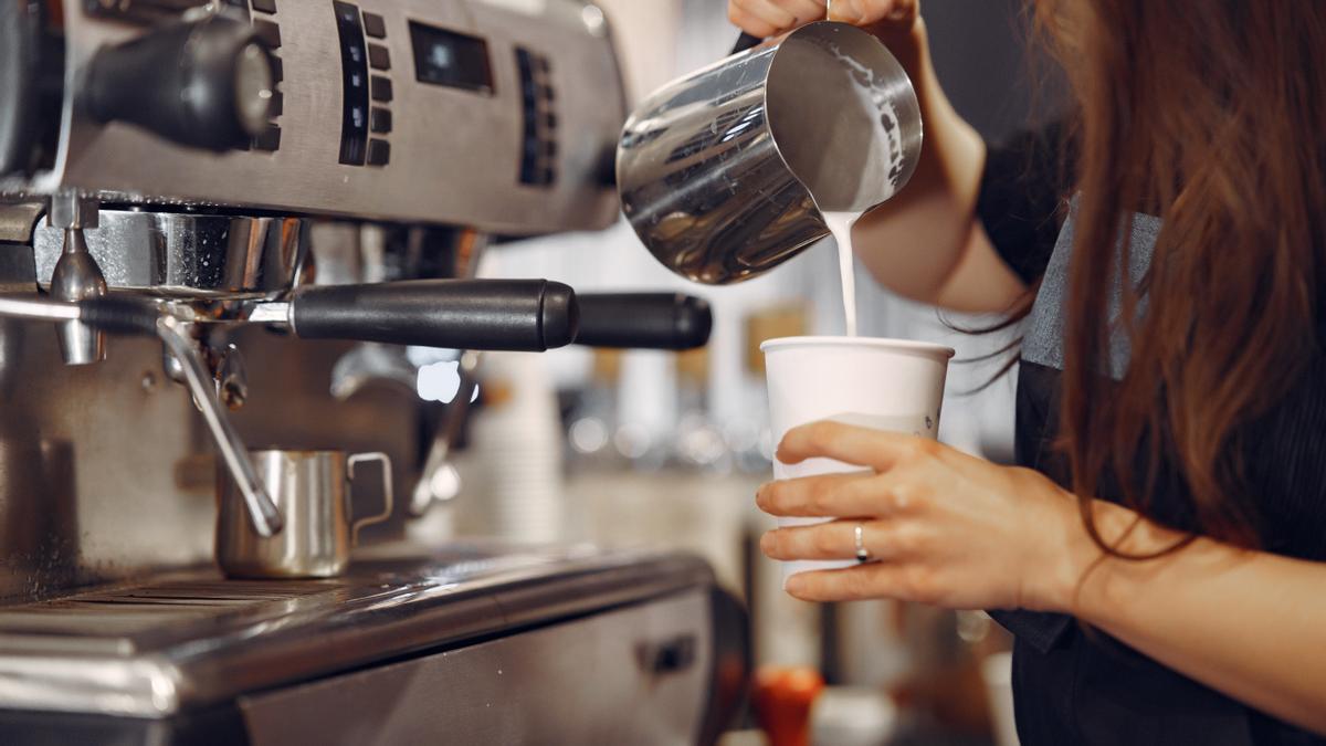 Una camarera haciendo café