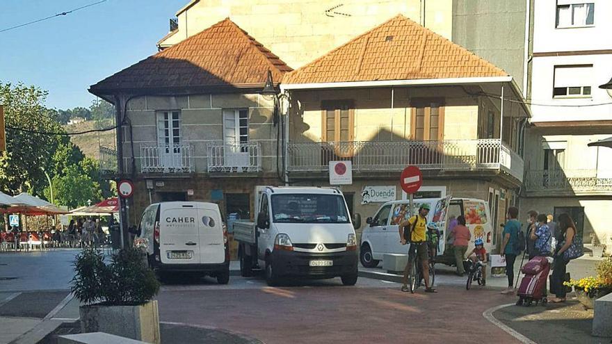 Situación en la calle Méndez Núñez que trata de impedir la Policía Local.