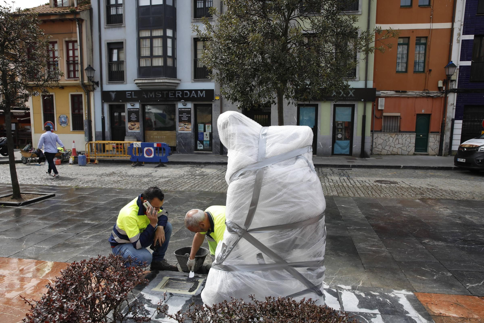 En imágenes: Así fue la instalación de la estatua de Rambal en Cimadevilla