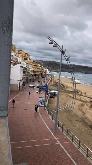 Coronavirus en Canarias | La Policía echa a usuarios de Las Canteras por romper la cuarentena