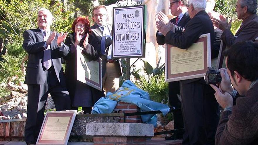 Los cuatro descubridores que aún viven -Francisco Navas, José Torres, Miguel Muñoz y José Luis Muñoz- y la familia del que ha fallecido -José Luis Barbero- han descubierto una placa que da el nombre de &quot;Plaza de los Descubridores&quot; a la zona de entrada a la Cueva de Nerja.