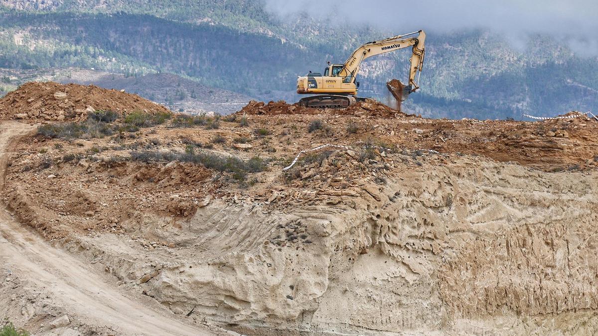 Pala excavadora realizando movimientos de tierra en la cantera de Los Cármenes, en Granadilla de Abona