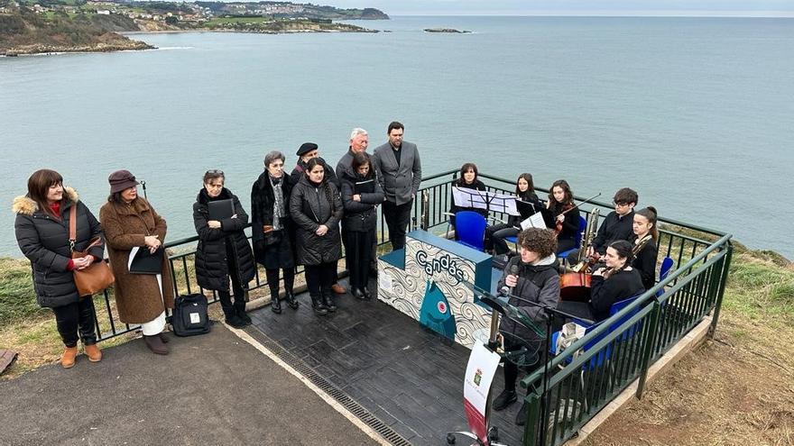 El recital de poesía durante la inauguración del nuevo mirador