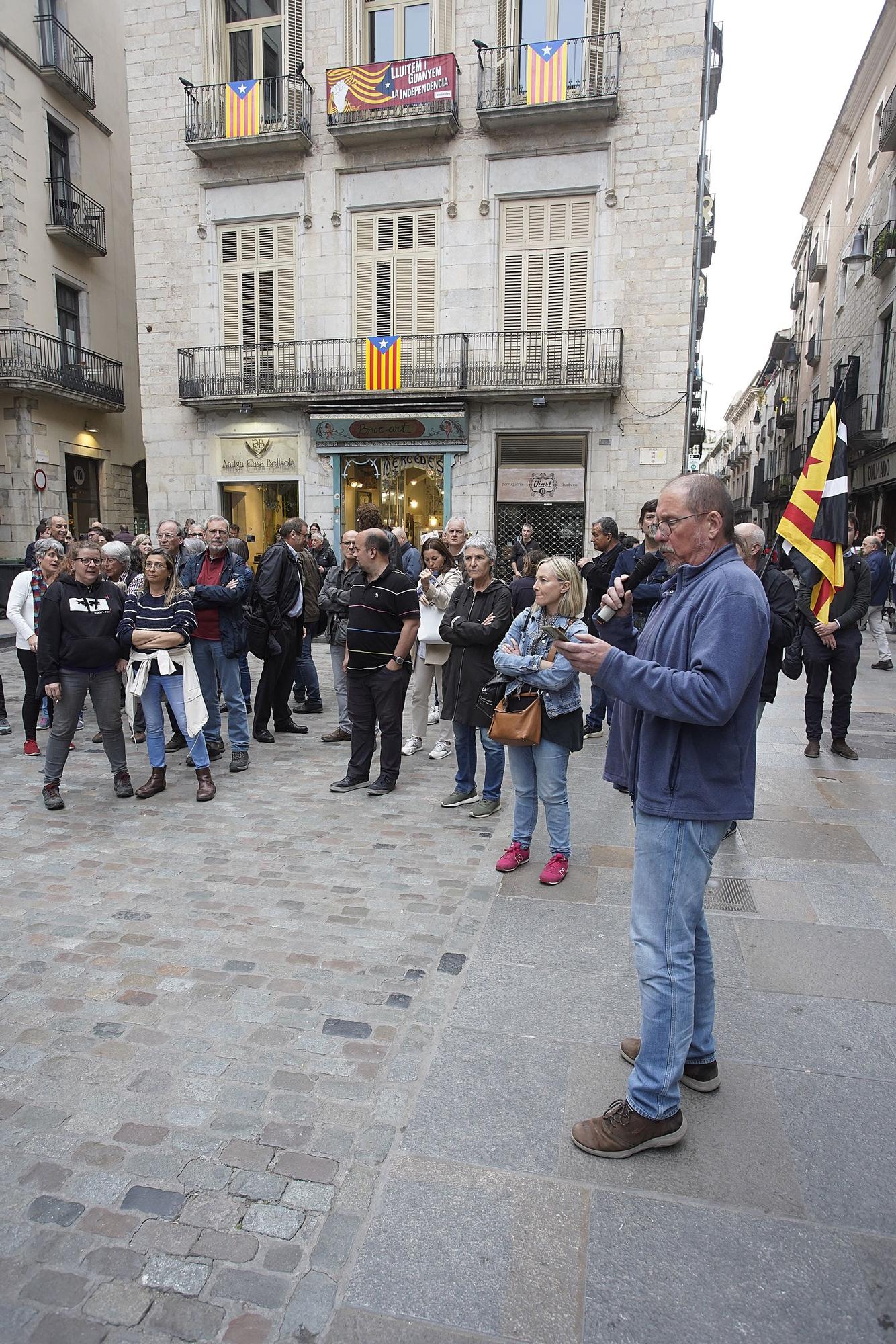 Cremen un ninot del rei a Girona