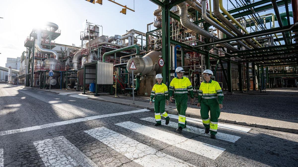 Dos trabajadores salen de la fábrica de Fertiberia