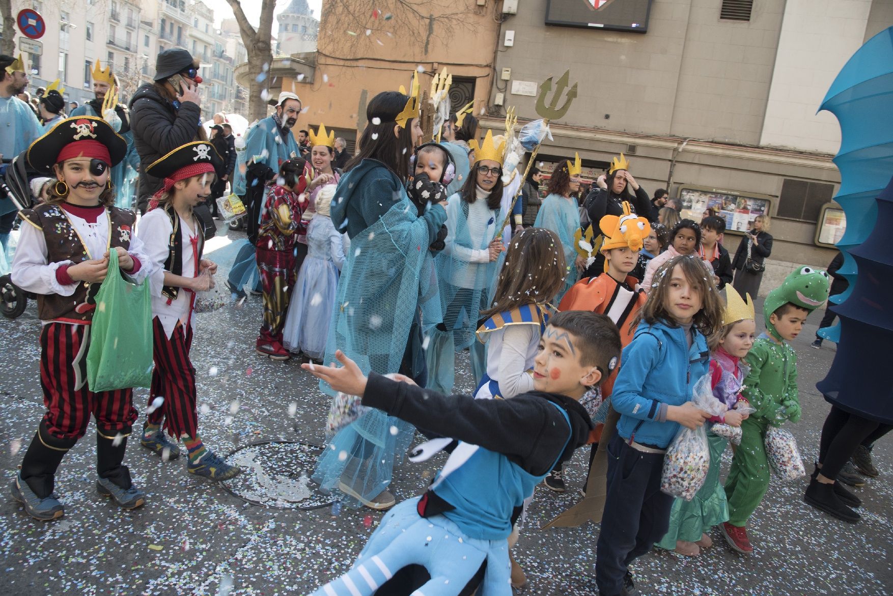 El Carnaval de Manresa recupera la seva màxima esplendor amb una marea d’infants