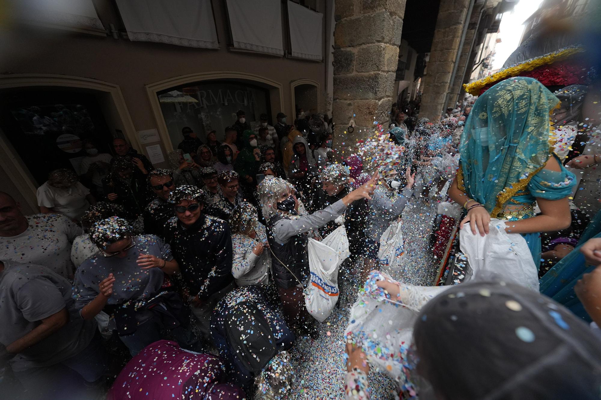 Búscate en el desfile de carrozas y disfraces de l'Anunci de Morella