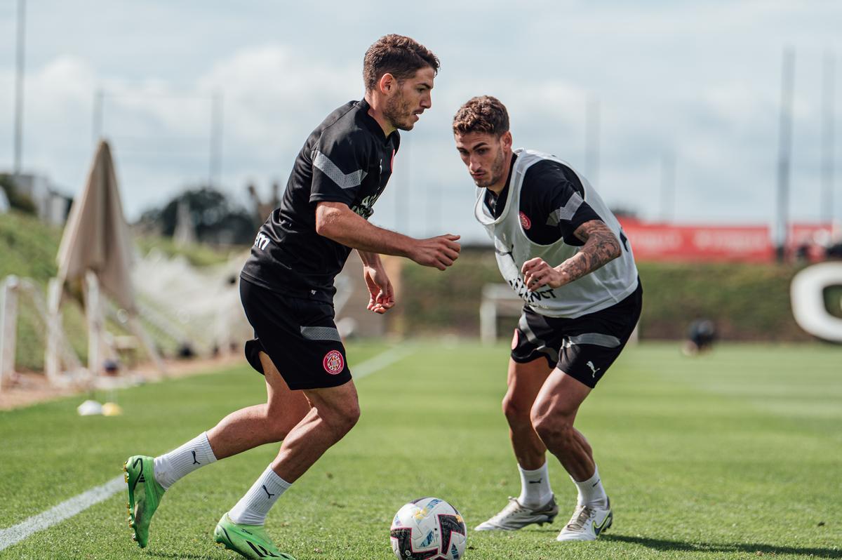 Manu Vallejo encara a Santi Bueno en un entrenamiento con el Girona.