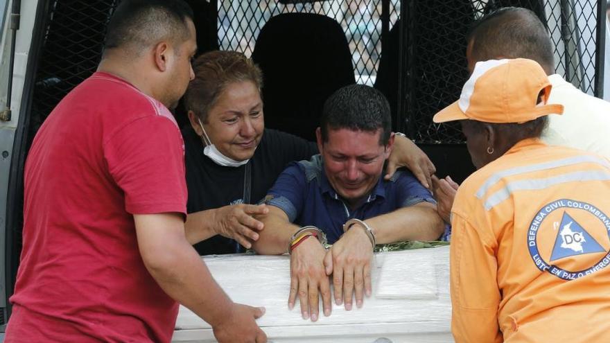 Un preso asiste esposado al entierro de su hija fallecida en el alud de Mocoa