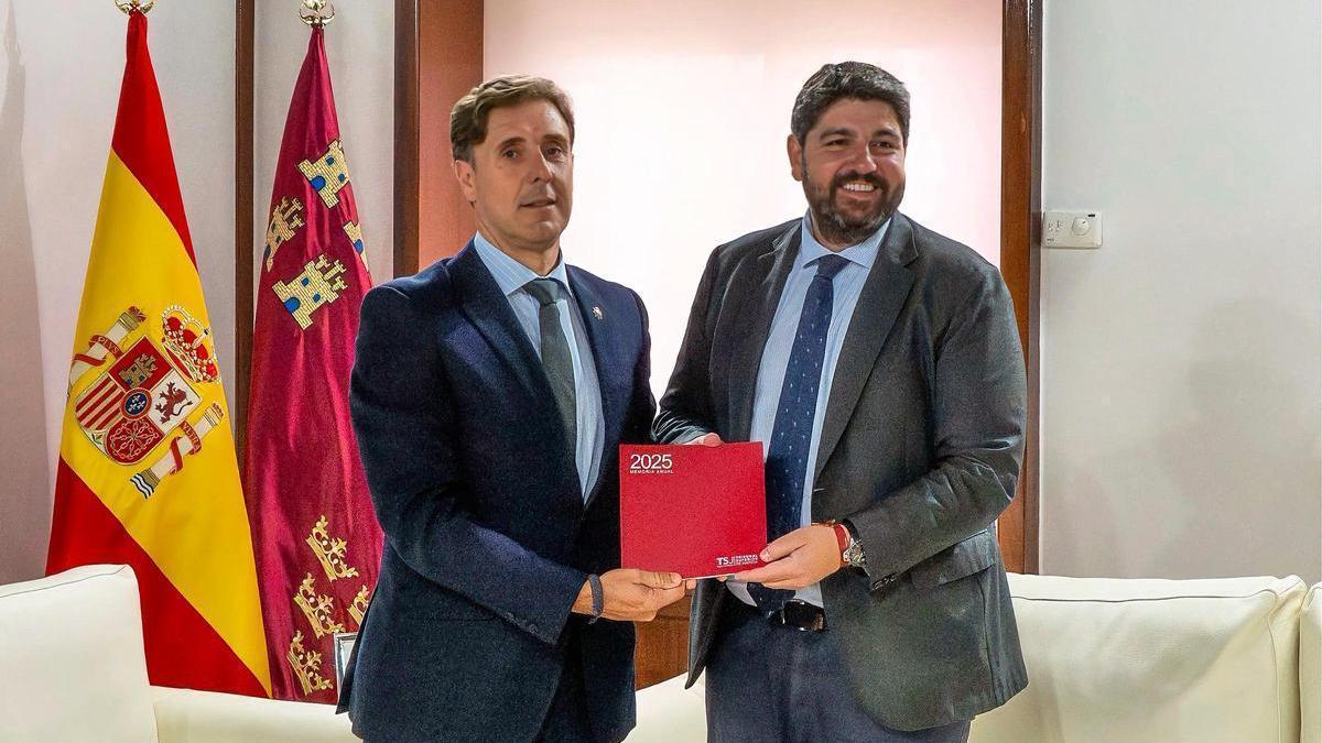 Manuel Luna, presidente del Tribunal Superior de Justicia de Murcia, hizo entrega este martes de la Memoria Anual al presidente regional, Fernando López Miras.