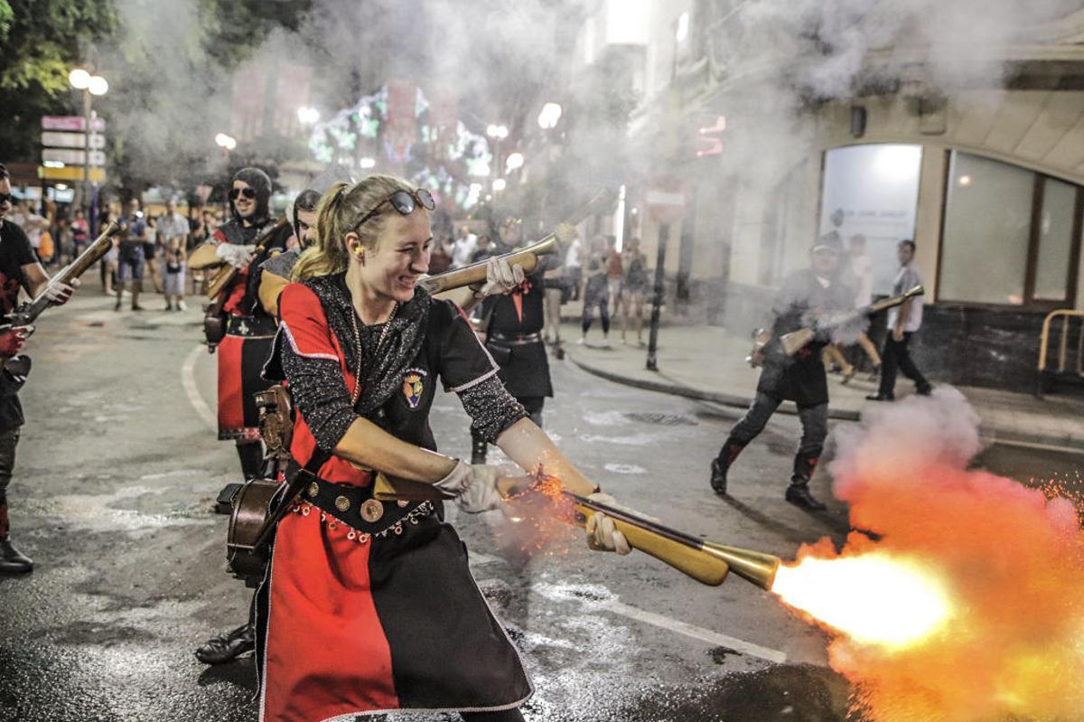 Una tiradora durante la Guerrilla Única de Pólvora en los festejos de Orihuela del pasado año