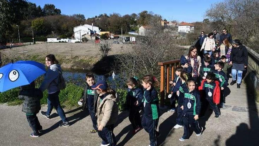 Los niños recorrieron un tramo del paseo hasta Samil. // E. Álvarez