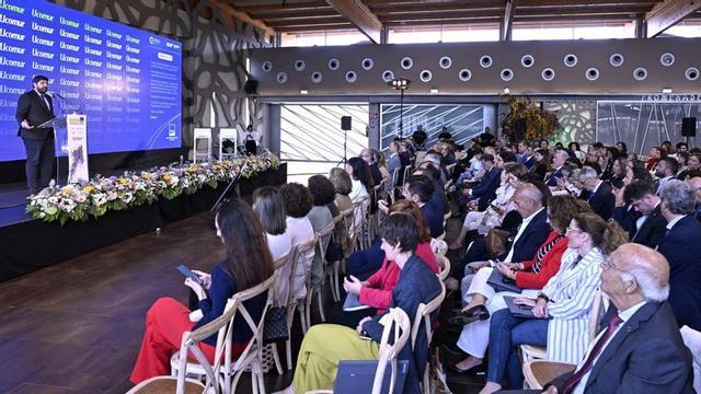 Intervención del presidente regional Fernando López Miras durante la asamblea 2025.