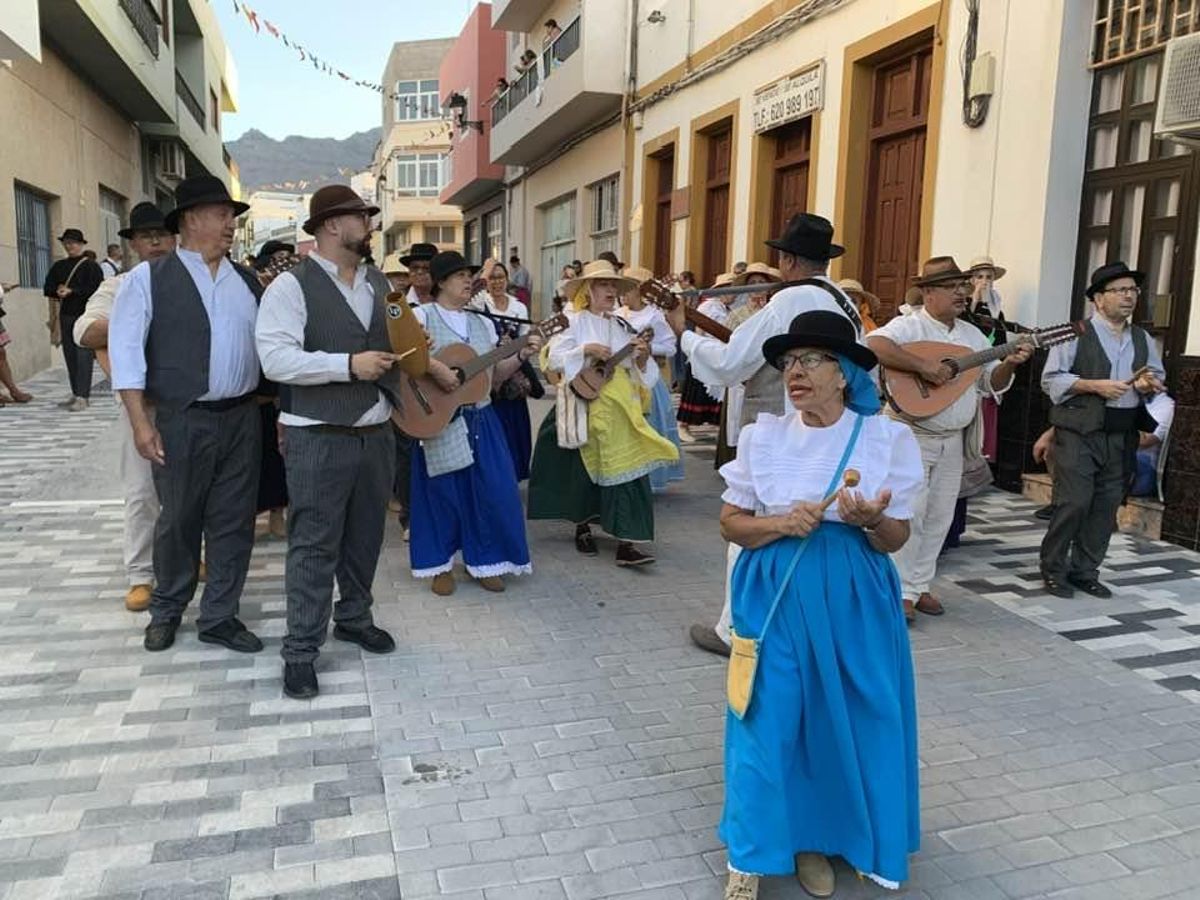 Uno de los grupos entona la música canaria por las calles del casco de la localidad.