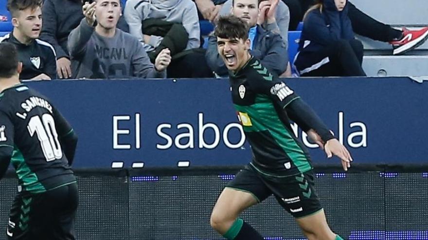 Gonzalo Villar celebra el gol que consiguió en Málaga