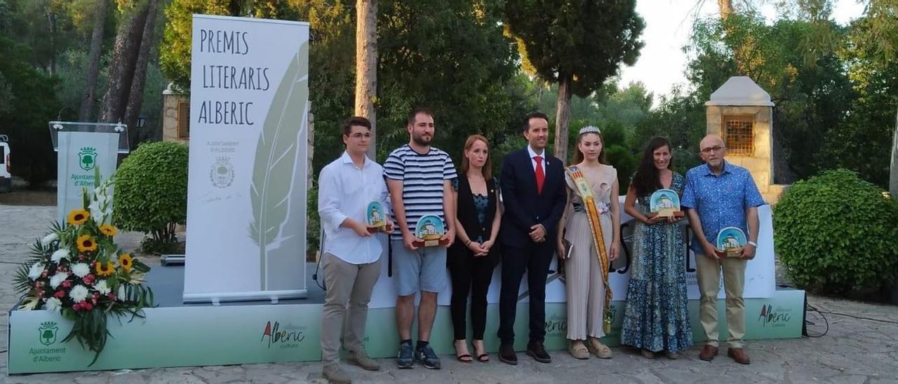 Nuria Garcia, segona x la dreta, amb el guardó