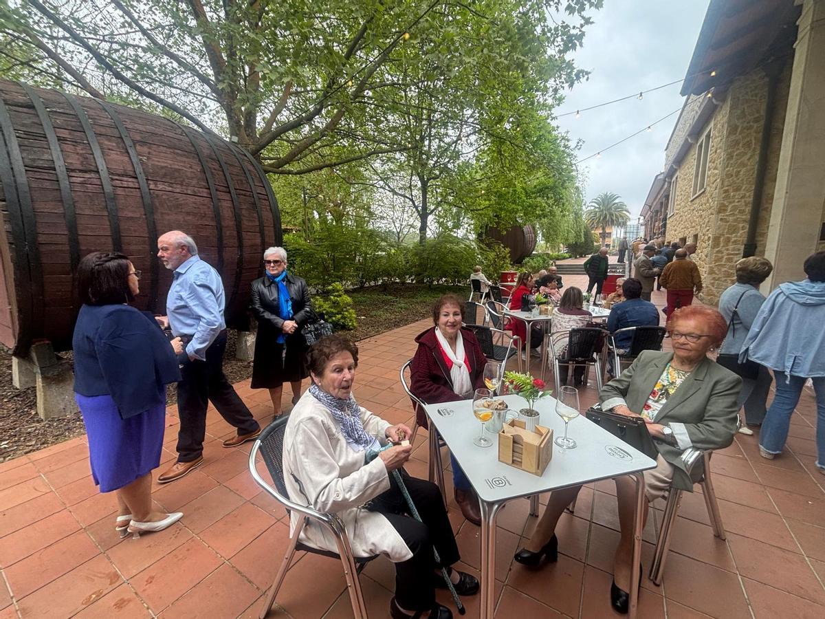 La fiesta de los pensionistas de Lugones para homenajear a su "jubilado mayor" La fiesta de los pensionistas de Lugones para homenajear a su "jubilado mayor"