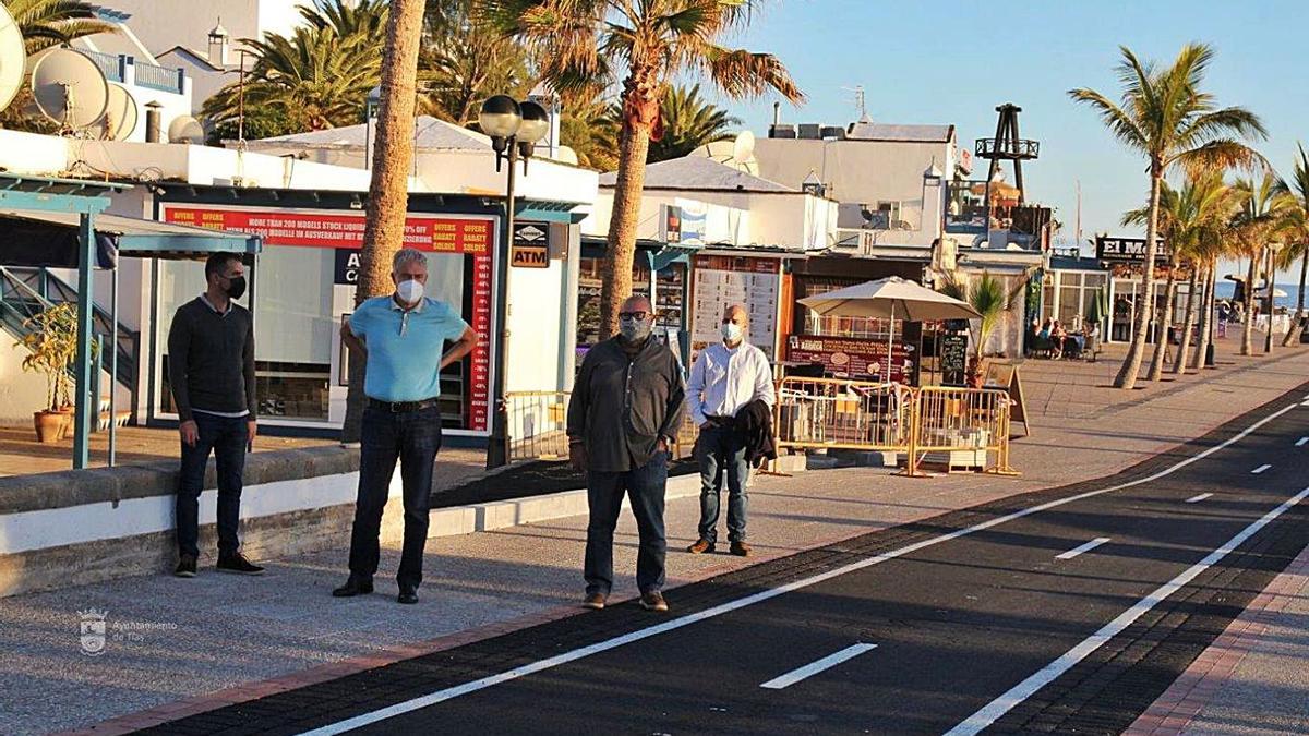 Alcalde y autoridades locales, con los técnicos municipales en la zona del paseo marítimo mejorado. | | LP/DLP