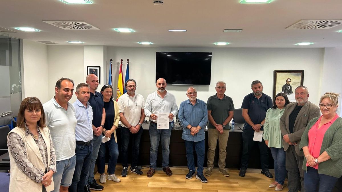 Representantes de los grupos políticos municipales de Ribadesella, tras la firma de la declaración institucional