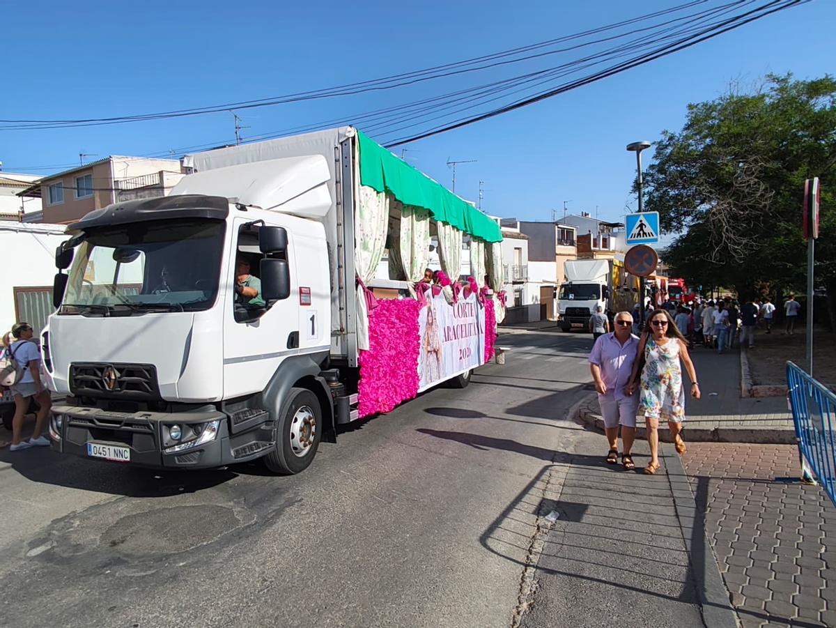 Una multitud acompaña a la Virgen de Araceli en la romería de subida