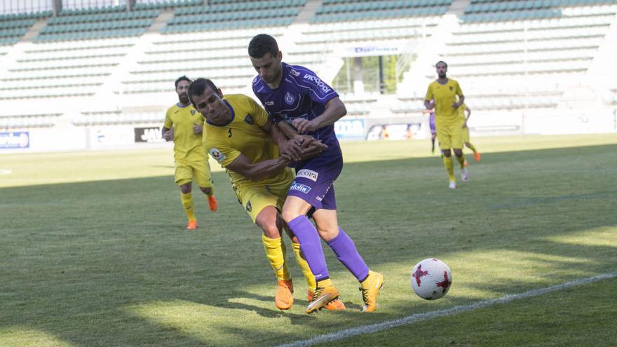 El oriolano Rafita, en la ida del play-off en Palencia.