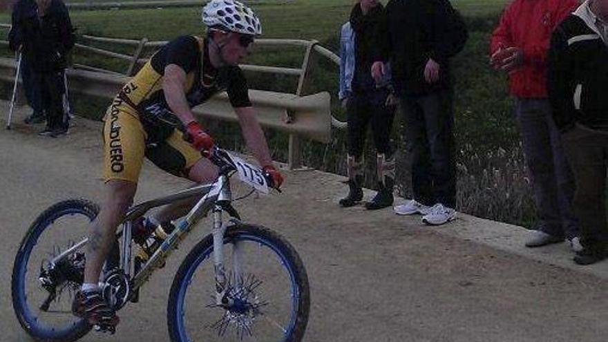 Iván Remesal durante el sector de ciclismo de una de las pruebas.